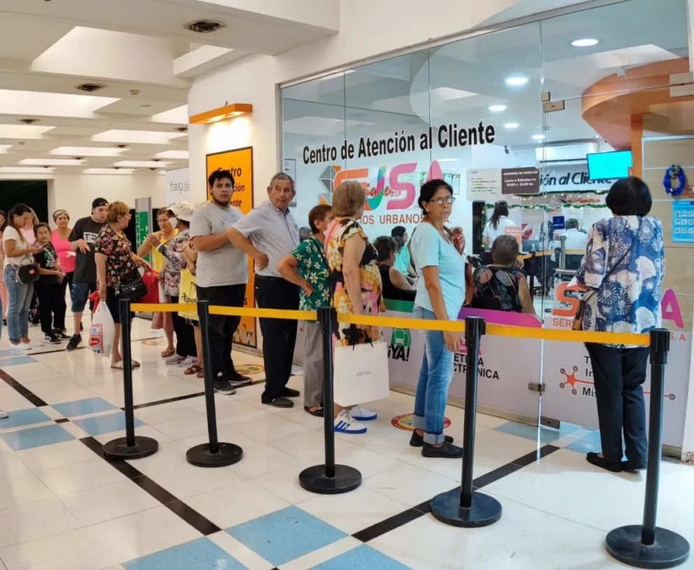 Transporte Largas Filas Para Renovar El Beneficio Para Adultos Mayores