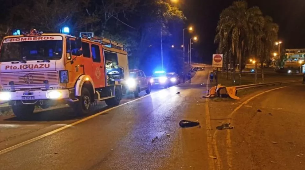 Motocilista murió en el acto tras colisionar con un vehículo brasileño en la rotonda de Puerto Iguazú