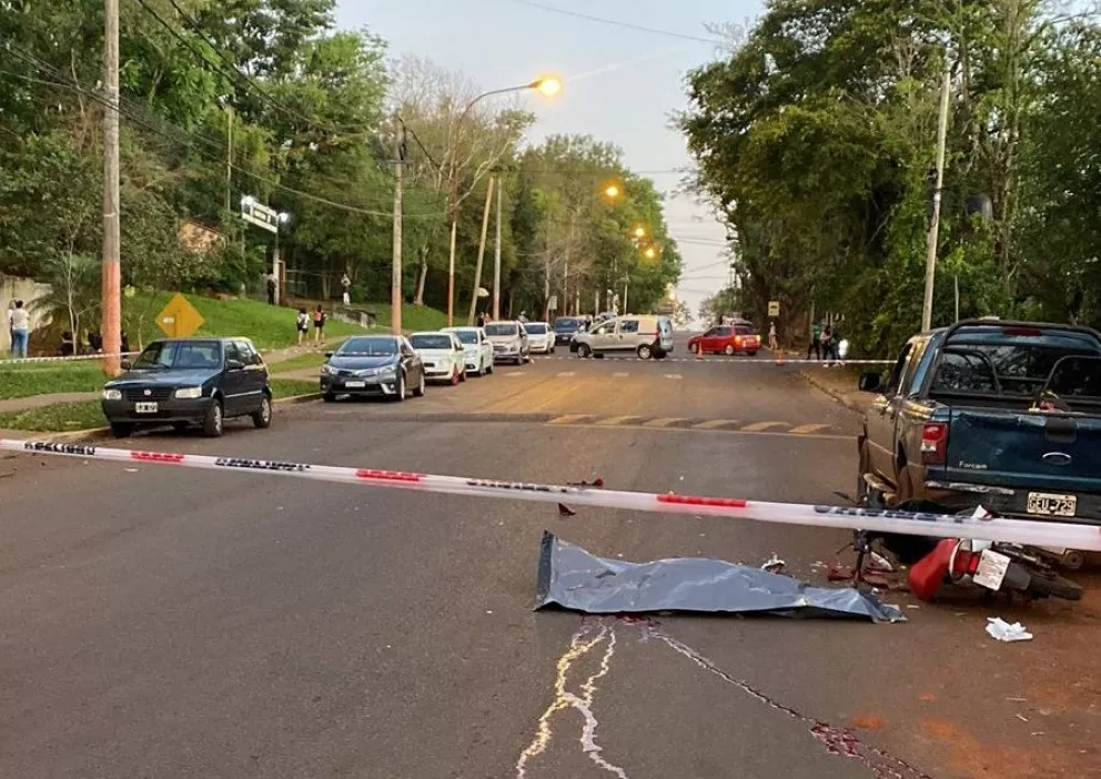Motociclista falleció al chocar contra una camioneta estacionada en Puerto Iguazú