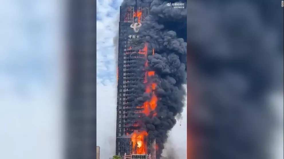 Un edificio de 200 metros fue arrasado por un incendio