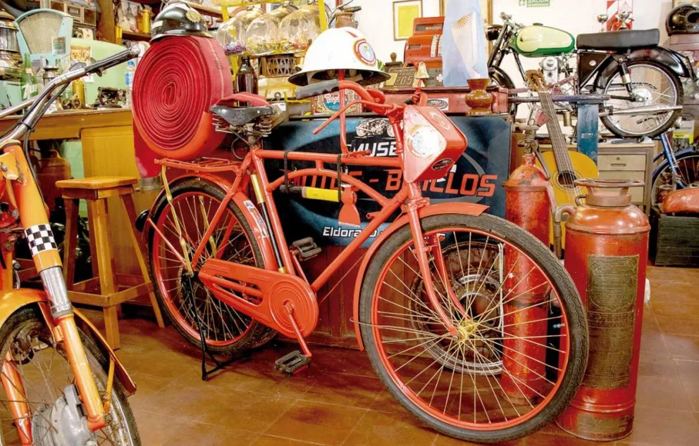 Réplica de histórica bicicleta para homenajear a los bomberos