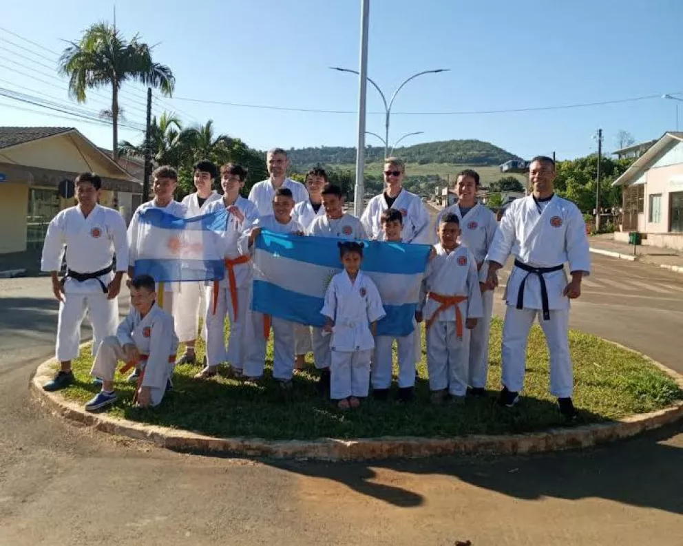 Karatecas de Iguazú volvieron de Santa Catarina, Brasil con 33 medallas