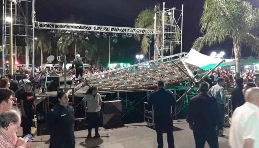 Corrientes: la pantalla gigante se le cayó encima mientras cantaba un chamamé