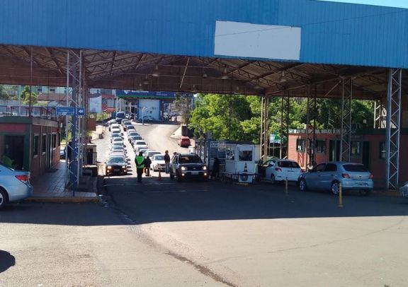 Se vivió otro fin de semana con largas filas de vehículos en el ingreso al país por la aduana de Irigoyen