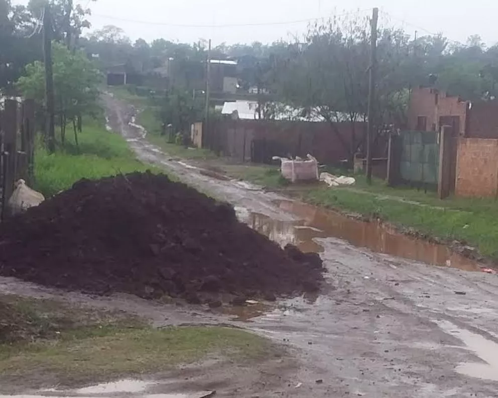 Iguazú: tras las lluvias, vecinos tuvieron complicaciones para circular por calles terradas 
