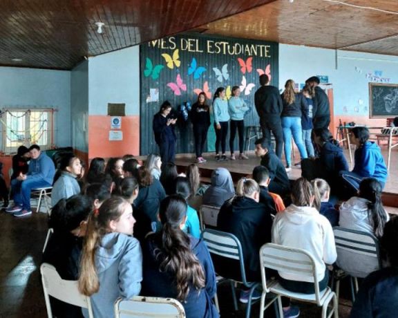 Los estudiantes de El Soberbio se adueñan de la ciudad para festejar su día 