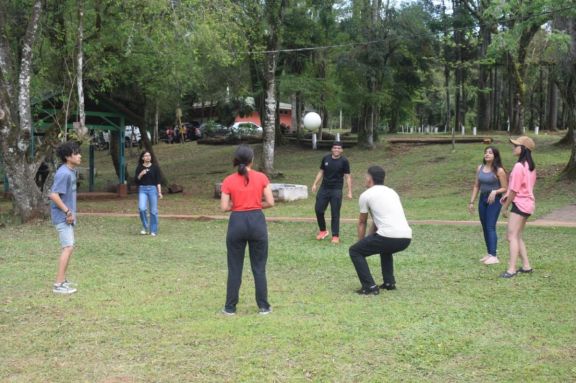 Jardín América: cientos de estudiantes festejaron su día en los Saltos del Tabay