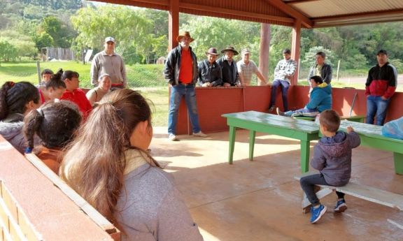 Pozo Azul: continúa la toma de la escuela en paraje Juanita, exigen fecha de inicio de obra 