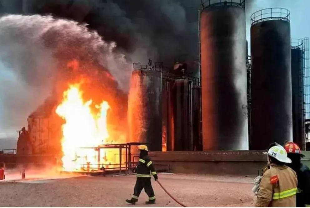 Explotó una refinería en Neuquén: murieron tres operarios y los bomberos no logran controlar el incendio