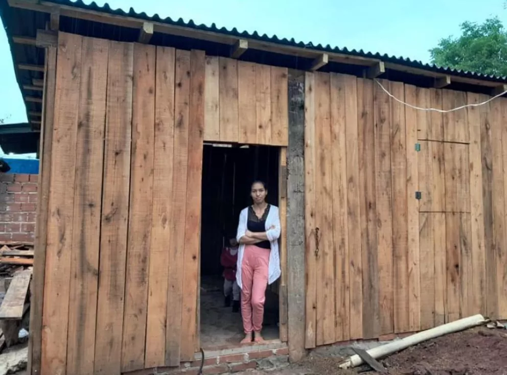 Iguazú: a casi un mes del incendio de la vivienda de madre e hija,  cuentan con un techo para resguardarse