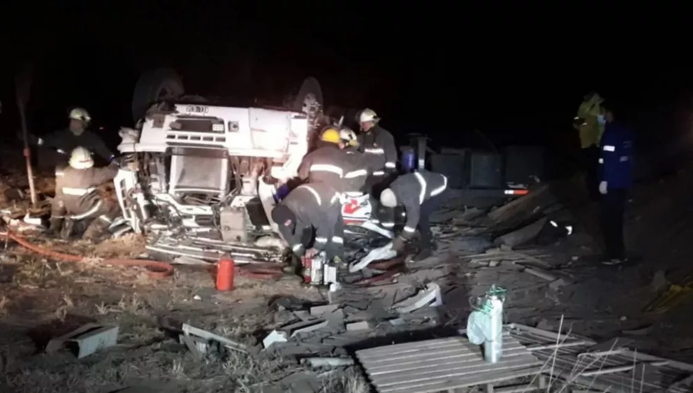 Transportistas misioneros murieron al volcar con el camión en una autopista de San Luis