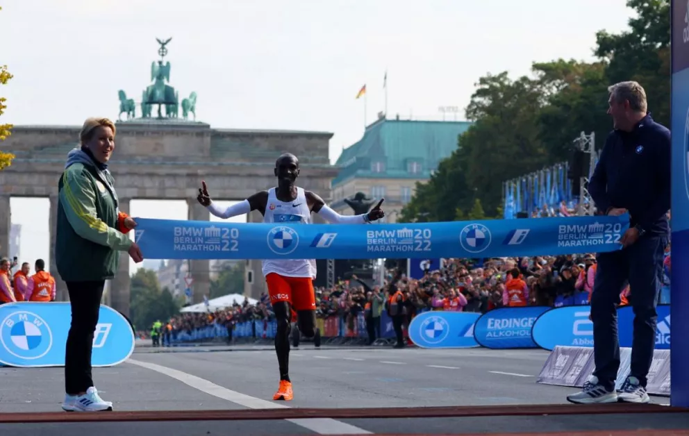 El keniata Eliud Kipchoge logró un nuevo récord mundial en la maratón de Berlín