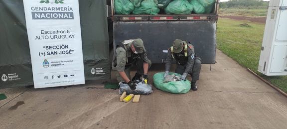 San José: hallan tres toneladas de droga entre cargamento de bobinas de papel