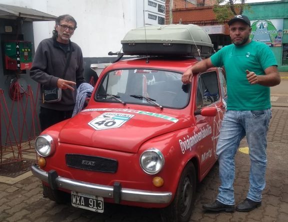 Dos amigos viajan por todo el país en un Fiat 600