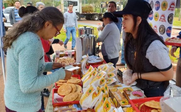 Recibieron a las turistas con un desayuno misionero en el ingreso a Iguazú