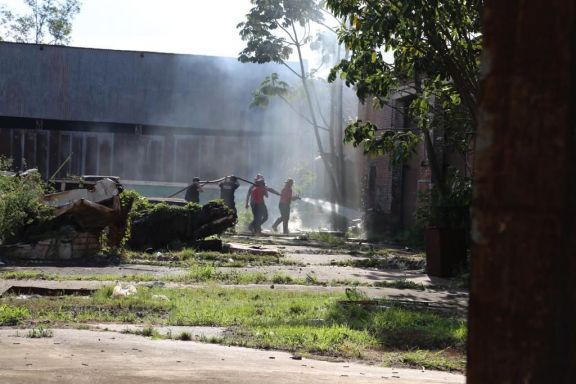 Se incendió parte de la estación de servicios abandonada, escenario del cruento travesticidio de Evelyn en Posadas