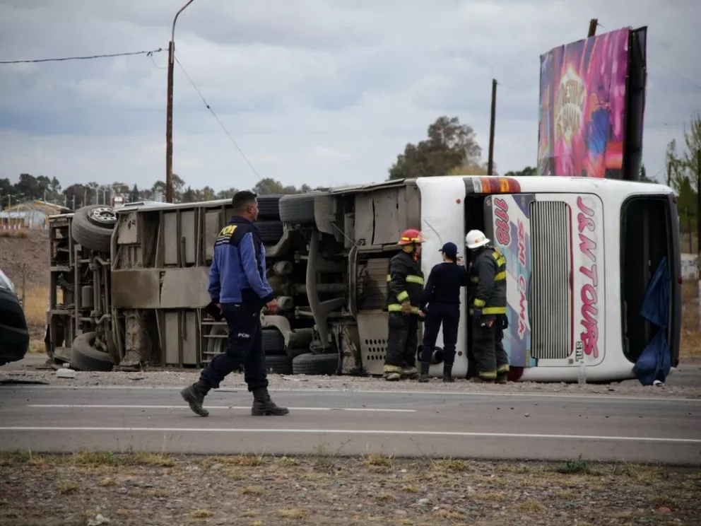 Volcó un colectivo que trasladaba hinchas de Boca a Mendoza, murió una mujer y reportan heridos graves