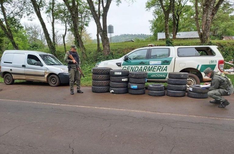 Interceptaron un utilitario repleto de neumáticos ingresados de manera ilegal a Misiones