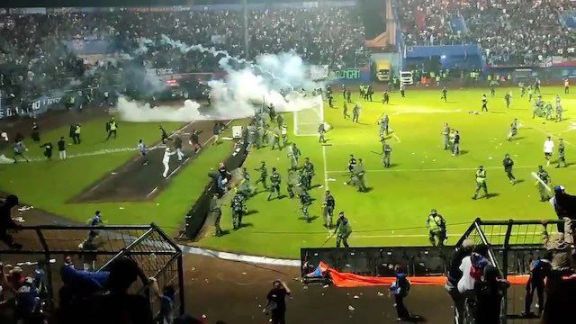 Indonesia: al menos 127 muertos y 180 heridos en una batalla campal desatada en un partido de fútbol