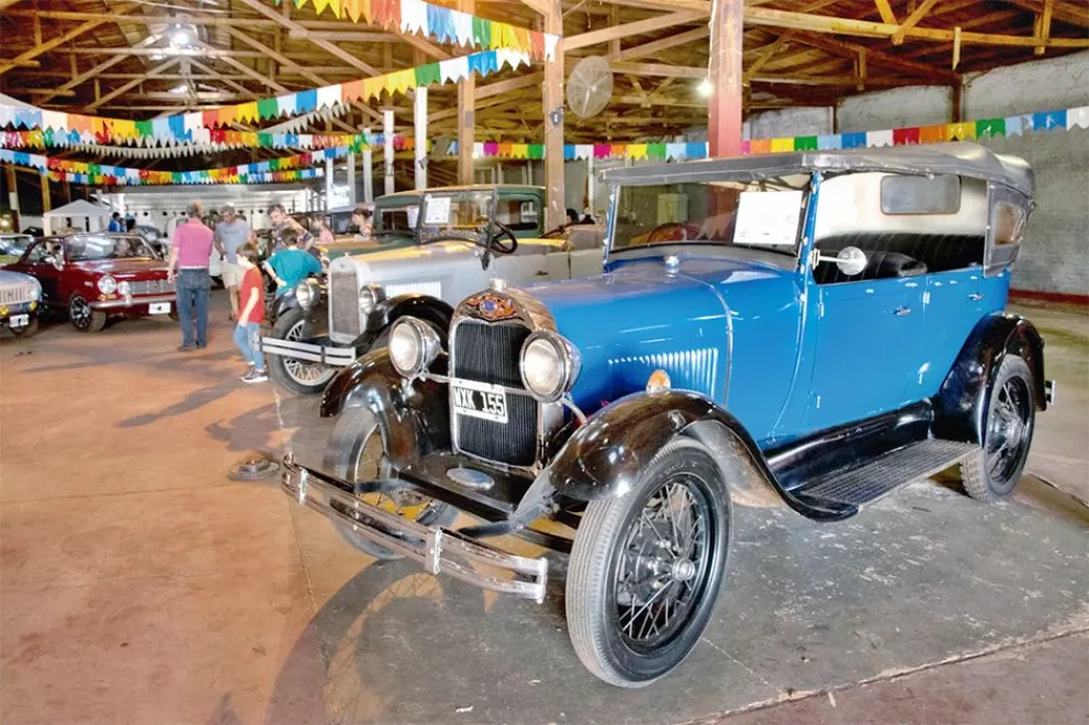 Exposición de autos antiguos para cerrar el aniversario