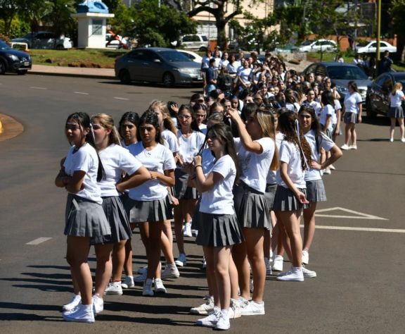 Los estudiantes se apoderan de la Costanera de Posadas para la segunda prueba piloto de la Estudiantina 2022 
