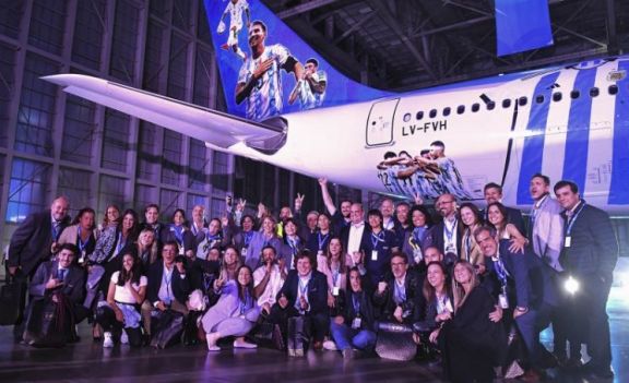 Aerolíneas presentó el avión que llevará a los hinchas al Mundial