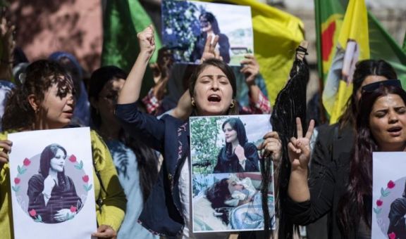 Irán redobla la represión de las protestas por la muerte de una joven