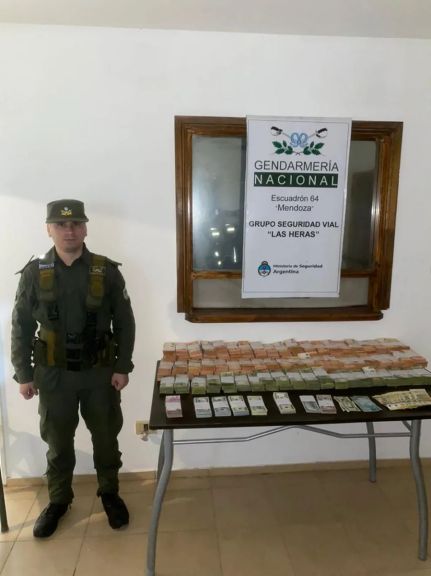 Descubren a un empleado público más de 20 millones de pesos, miles de dólares y euros sin declarar, durante un control vehicular