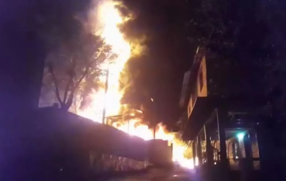 Iguazú: cuatro dotaciones de bomberos para apagar el fuego en un depósito de acopio de combustible