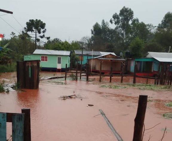 Evalúan evacuar a unas 15 familias por la crecida del arroyo Doce en Andresito
