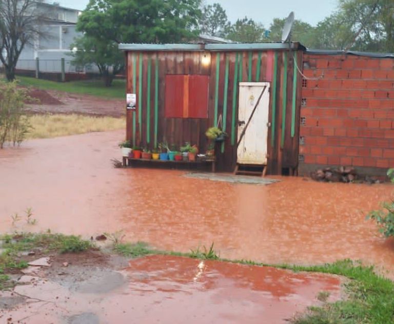 Evalúan evacuar a unas 15 familias por la crecida del arroyo Doce en Andresito