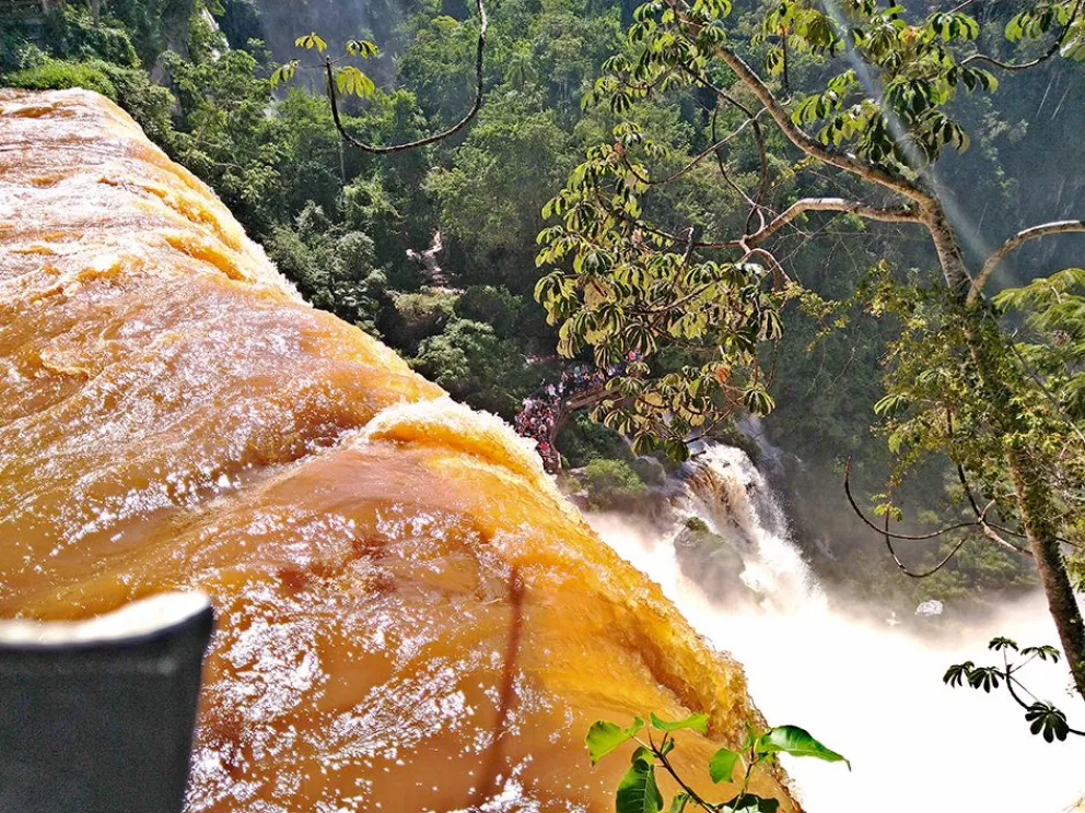 Búsqueda del turista que se cayó al agua revolucionó cataratas