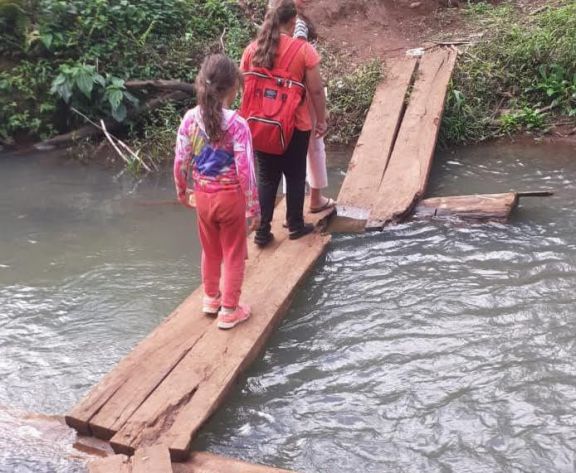 Están en el límite entre Irigoyen-Pozo Azul y piden con urgencia arreglo de camino y puente 