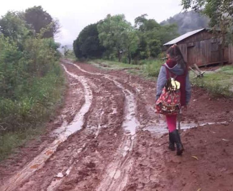 Están en el límite entre Irigoyen-Pozo Azul y piden con urgencia arreglo de camino y puente 