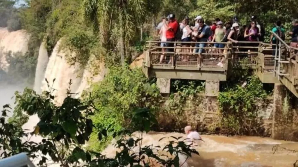 Continúa la búsqueda del turista que cayó al agua en las cataratas del Iguazú