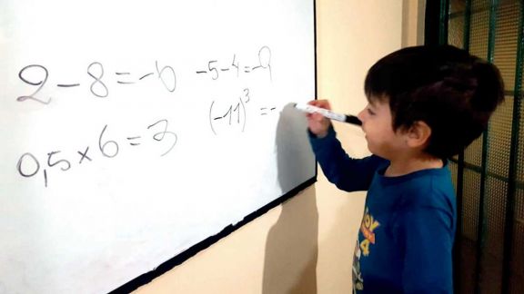 Tiene 4 años, lee de corrido y además domina las matemáticas