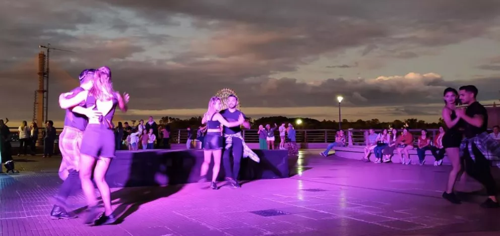 Turistas fueron sorprendidos en el Hito de las Tres Fronteras con un show de Tango