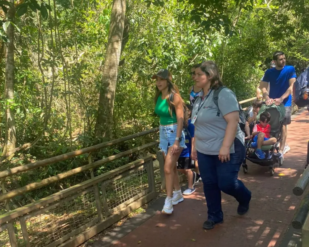Antonela Roccuzzo recorrió los senderos de las Cataratas del Iguazú con su familia