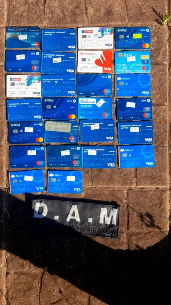 Garupá: cayó con una moto y tarjetas de débito que fueron robadas