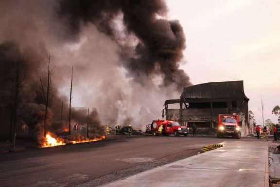 El fuego en la planta procesadora de resina fue controlado, pero se estiman pérdidas millonarias
