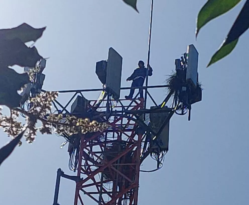 Posadas: un hombre se subió a una antena de 40 metros y amenaza con tirarse