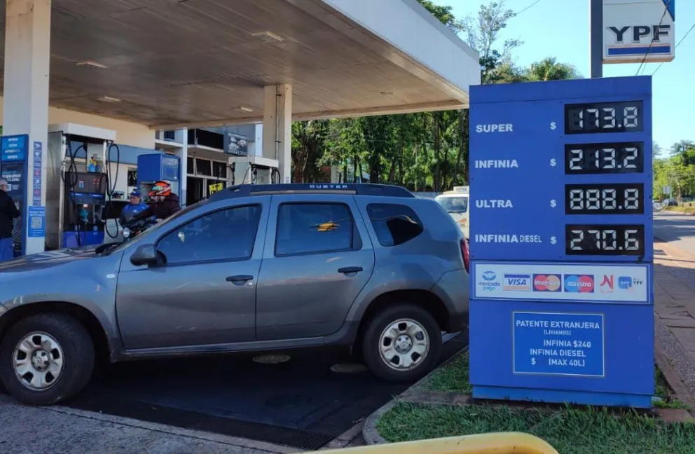En Iguazú el combustible aumentó y los extranjeros pagan más barato el litro