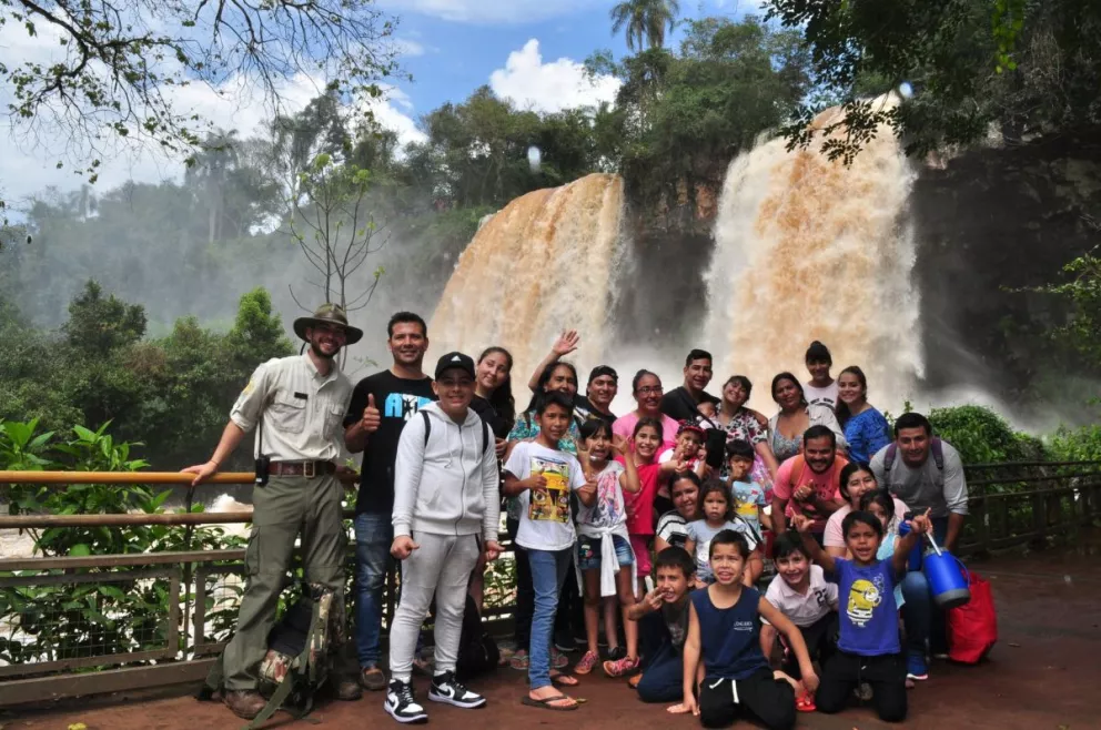 Más de 300 niños de merenderos visitaron el Parque Nacional Iguazú