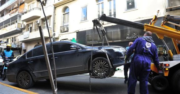 Límite a las grúas porteñas: sólo podrán llevarse autos que estén obstruyendo el tránsito