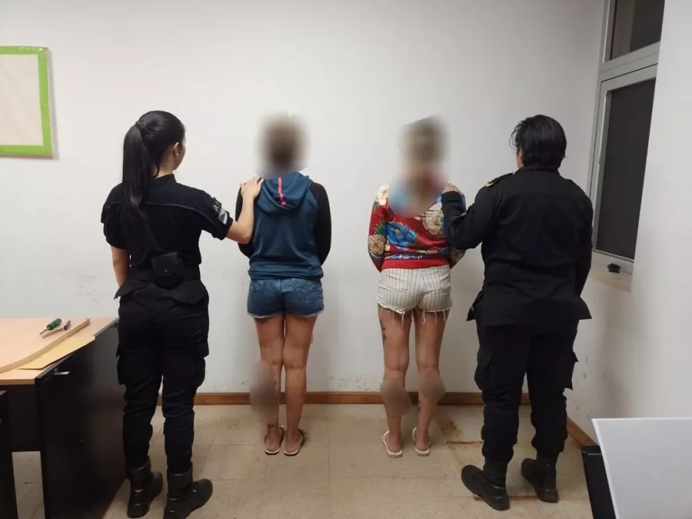 Posadas: dos mujeres demoradas por intentar ingresar droga y un celular para un detenido