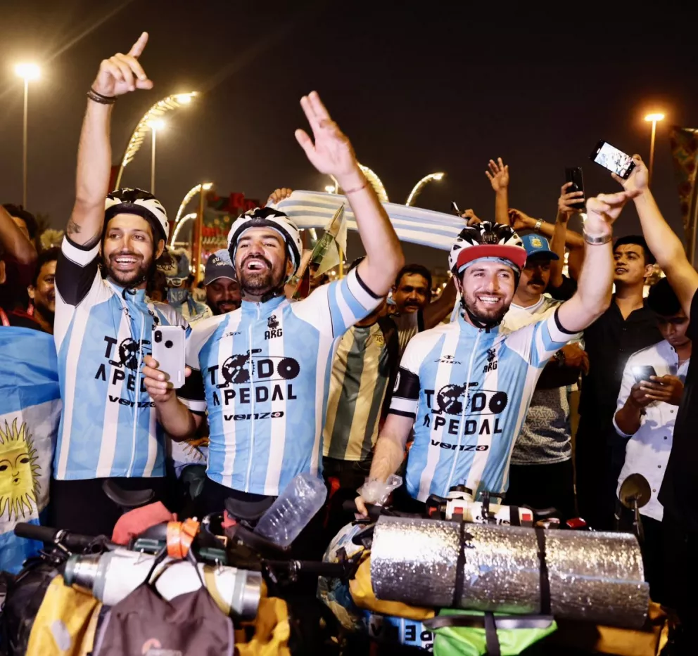 Locura total: tres cordobeses llegaron en bicicleta a Qatar para alentar a la Selección argentina