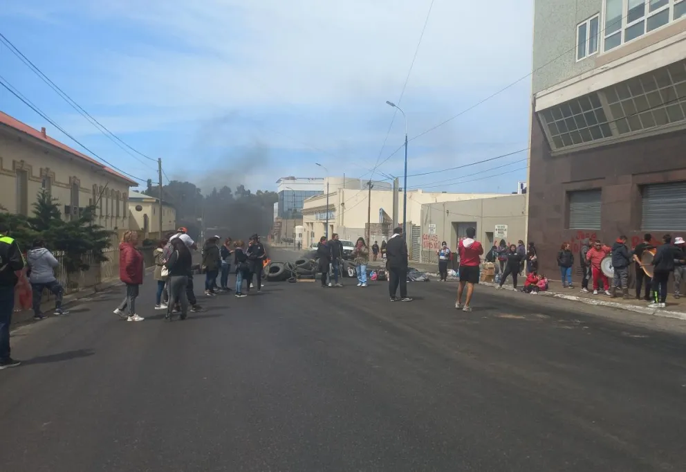 Un grupo mayoritario de padres del Jardín 406 se retiró del corte en Ruta 3