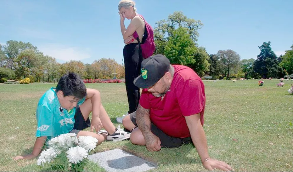 El papá de Lucas González visitó la tumba por primera vez