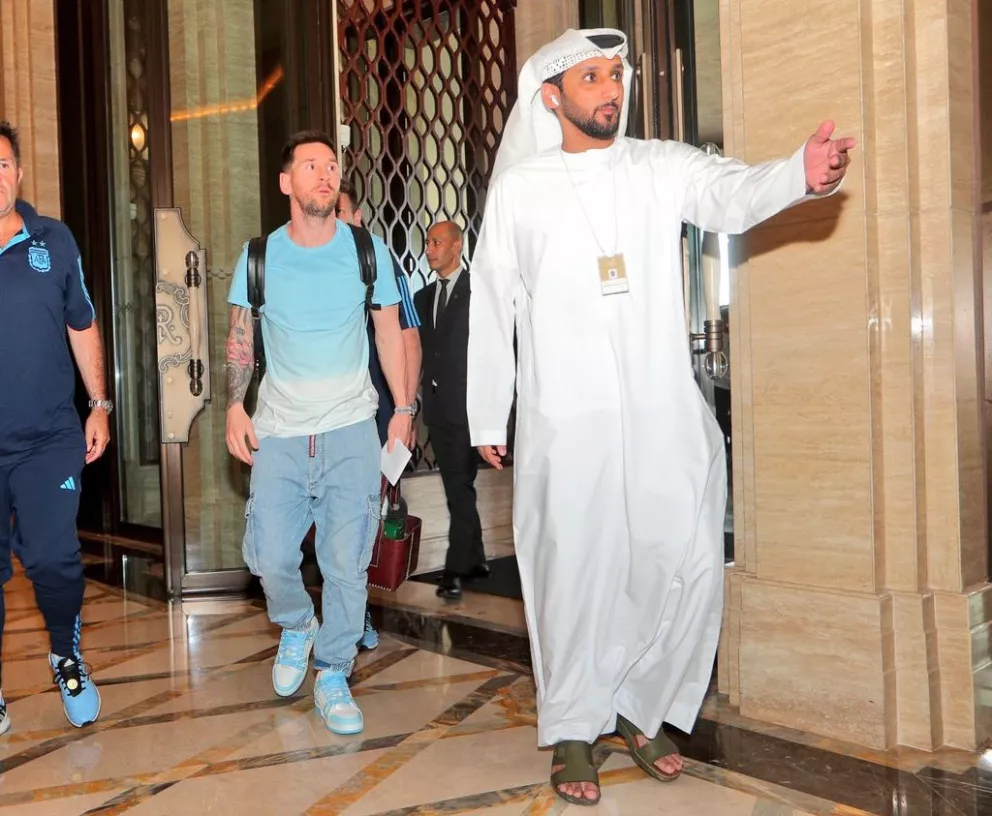 Messi llegó a Abu Dhabi y se sumó a la Selección argentina con una remera que volvió locos a los hinchas