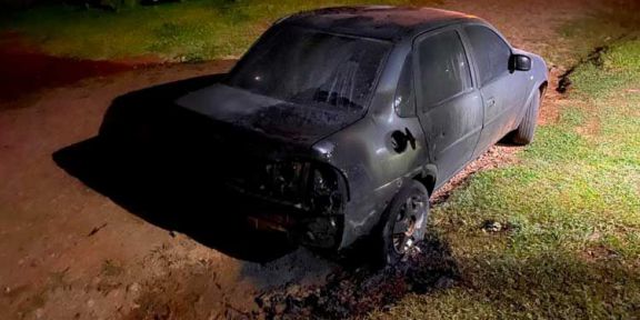 Segundo mensaje mafioso contra policías: incendian auto con bomba molotov 